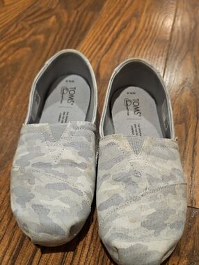 Toms Women's Light Gray Camo Espadrilles